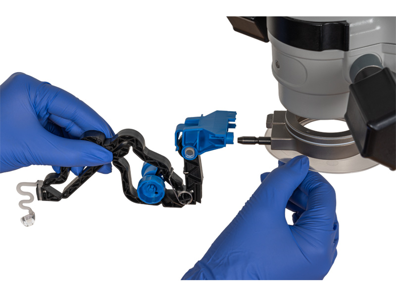 The GONIO ready® comes in a sterile blister pack and connects with the appropriate adapter easily to a wide range of ophthalmic microscopes.